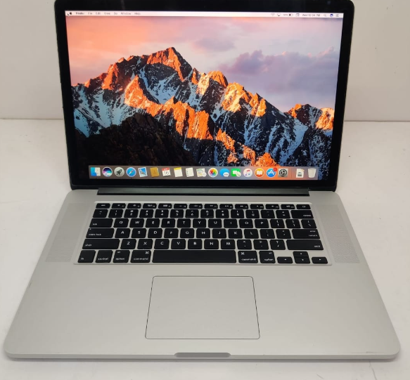 Apple MacBook Pro 15-inch A1398, keyboard and screen view